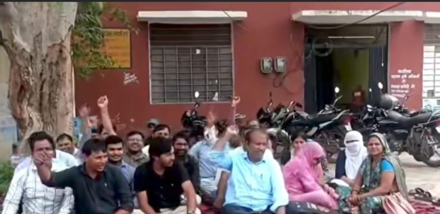 भरतपुर में वैर पंचायत समिति के कर्मचारियों का फूटा गुस्सा: विकास अधिकारी पर अभद्र व्यवहार और मानसिक उत्पीड़न का गंभीर आरोप, कार्य बहिष्कार की चेतावनी
