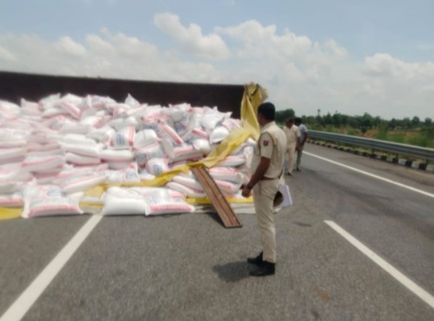 दिल्ली-मुंबई एक्सप्रेसवे पर पलटा चीनी से भरा ट्रक, ड्राइवर को नींद आने से हुआ हादसा