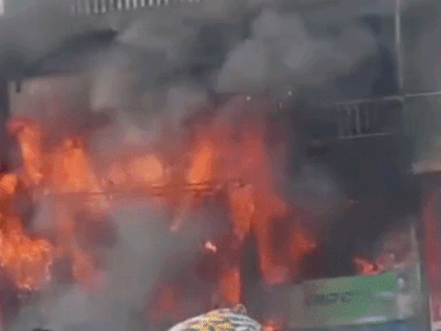 कोटा में बड़ा हादसा टला: एरोड्रम सर्किल के पास जूते के तीन मंजिला शोरूम में भीषण आग, छत के रास्ते परिवार और किराएदारों का किया गया रेस्क्यू