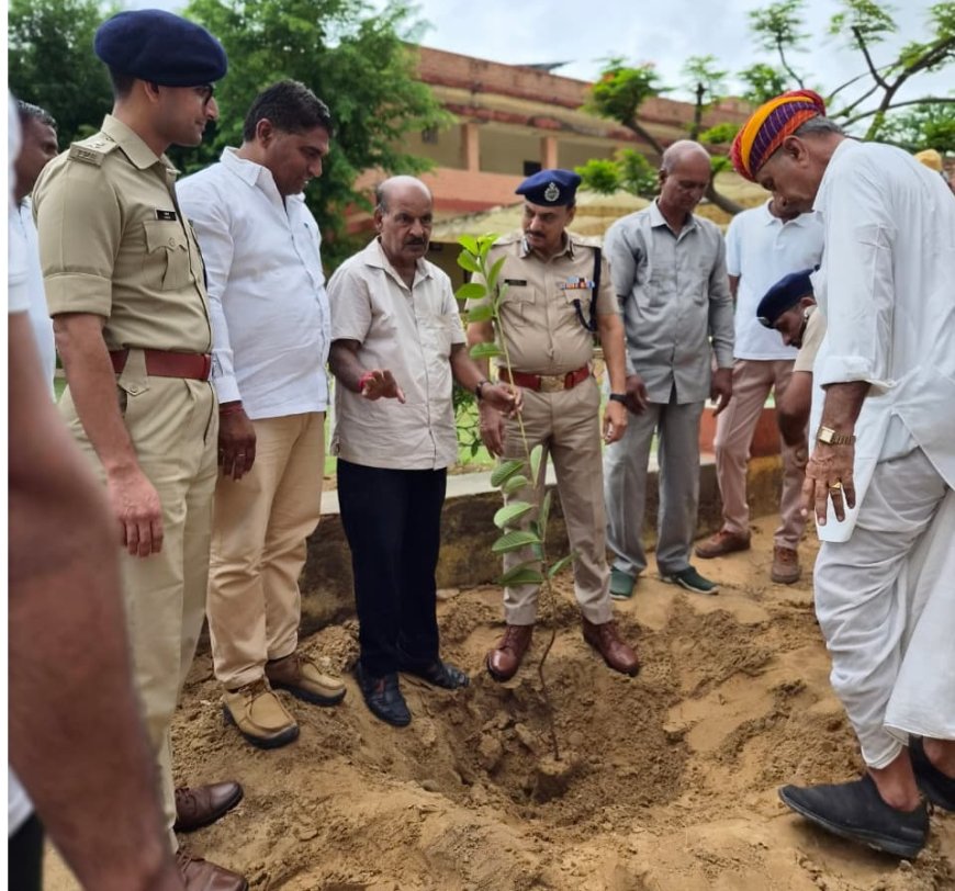 दईजर पुलिस लाइन का आईजी व एसपी ने किया निरीक्षण, सुनीं कार्मिकों की समस्याएं; किया पौधारोपण