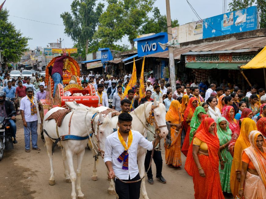 कठूमर में देवशयनी एकादशी पर निकली बाबा खाटूश्याम की भव्य शोभायात्रा, श्रद्धालुओं ने पुष्पवर्षा कर किया स्वागत