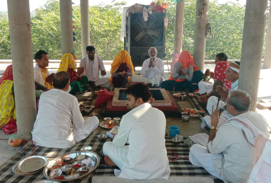 भागवत कथा में श्री कृष्ण की बाल लीलाओं का किया वर्णन, हवन कुंड में डाली आहुतियां