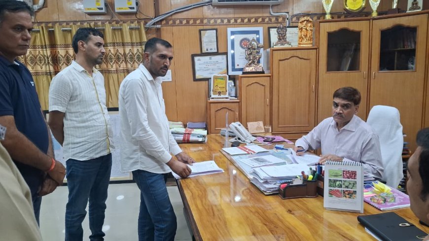 बिशनपुरा में गेट हटाने की कार्रवाई का विरोध, कोर्ट के स्टे का हवाला देकर कलेक्टर को सौंपा ज्ञापन