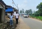 तरकुलहा मंदिर मार्ग पर महीनेभर से खुला पड़ा गड्ढा, श्रद्धालुओं और स्कूली बच्चों की सुरक्षा पर सवाल