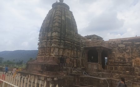 सरिस्का अभयारण्य क्षेत्र में स्थित ऐतिहासिक एवं प्राचीन नीलकंठ महादेव मंदिर में उमड़ी श्रद्धालुओं की भीड़