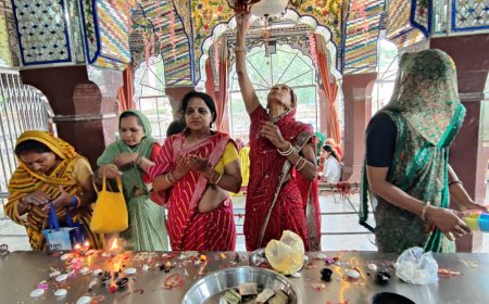 सकट चौथ माता मंदिर में पूजन को उमड़ी महिला श्रद्धालुओं की भीड़