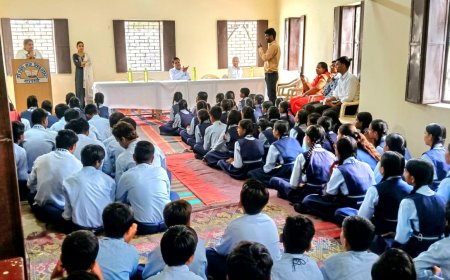 मकराना में 'ट्रांसफॉर्मेटिव ट्यूसडे' अभियान: स्कूली बच्चों को सिखाया गुड टच-बैड टच का फर्क, पोक्सो व साइबर सुरक्षा की दी जानकारी