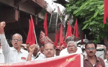 डॉक्टरों की लेटलतीफी और मेडिकल बिलों के अटके भुगतान पर भड़के रेलवे पेंशनर्स: चिकित्सा निदेशक को सौंपा ज्ञापन, आंदोलन की दी चेतावनी