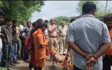 बाइक की टक्कर से कांवड़ खंडित, पुलिस की सूझबूझ से टला तनाव; वाहन से दोबारा गंगाजल लेने रवाना हुआ कांवड़िया