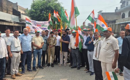 देश भक्ति के रंग में रंगा गोविंदगढ़: 'हर घर तिरंगा' अभियान के तहत निकाली गई भव्य प्रभात फेरी, विधायक ने किया पुष्पवर्षा कर स्वागत