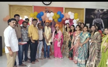 महिला वैश्य समाज कठूमर का द्वितीय तीज महोत्सव रंगारंग सांस्कृतिक कार्यक्रमों के साथ हुआ आयोजित; लहरिया परिधानों में सजी महिलाएं