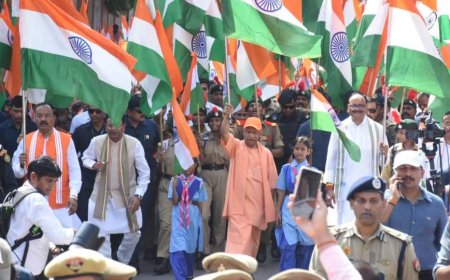 काकोरी शहीदों को नमन कर सीएम योगी ने तिरंगा यात्रा को दिखाई हरी झंडी, युवाओं ने दिया राष्ट्रभक्ति का संदेश