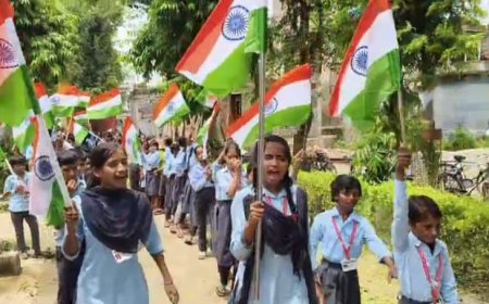 हाथों में तिरंगा, होठों पर देशभक्ति के नारे:राजगढ़ में पीएम श्री स्कूल के बच्चों ने तिरंगा यात्रा से दिया पर्यावरण व देशभक्ति का संदेश