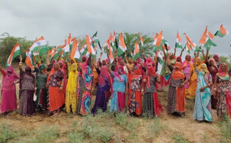 खेड़ापा में तिरंगे के रंग में रंगे 'वीबी-जी रामजी' श्रमिक: हाथों में राष्ट्रीय ध्वज थाम गूंजे देशभक्ति के नारे, 'हर घर तिरंगा' का दिया संदेश