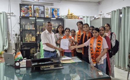 गौरी देवी कॉलेज की छात्राओं ने बुलंद की आवाज़:महाविद्यालय में छात्र हितों की विभिन्न मांगों को लेकर प्राचार्य को ज्ञापन सौंपा