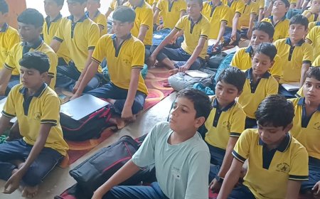 योगीता पब्लिक स्कूल में योग सत्र आयोजित, योगाचार्य केदार नाथ शर्मा बोले—"मानसिक व शारीरिक स्वास्थ्य के लिए योग को बनाएं जीवनशैली"