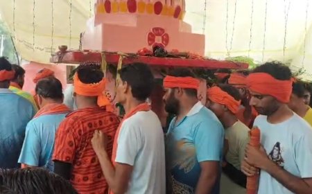 महाशिवरात्रि पर शिव मंदिरों में उमड़ा भक्ति का सैलाब: कांवड़ियों ने मंत्रोच्चार के साथ पवित्र गंगाजल से किया भोलेनाथ का जलाभिषेक