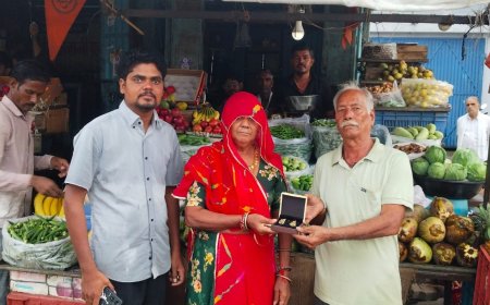 'ईमानदारी का दूसरा नाम नंदलाल': 4 साल पहले 5 तोला सोना तो अब लौटाए सोने के झुमके, महिला ने किया 1000 रुपये का गोदान