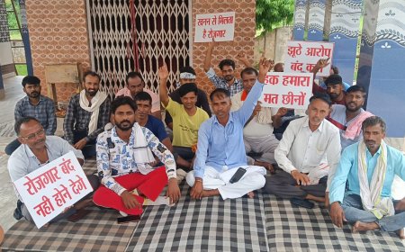 वैध-अवैध की जंग में फंसा कारोबार: क्रेशर एसोसिएशन ने लगाए अवैध वसूली के आरोप, अनिश्चितकालीन धरना जारी