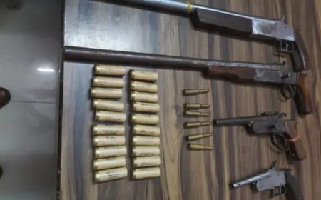 डीग पुलिस की बड़ी कार्रवाई: 4 अवैध हथियार और 26 कारतूस के साथ युवक गिरफ्तार; चोरी का मोबाइल बेचता दुकानदार भी दबोचा