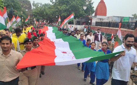भरतपुर में 150 मीटर लंबे तिरंगे के साथ सड़कों पर उतरा जनसैलाब: देशभक्ति के नारों से गूंजा लोहागढ़