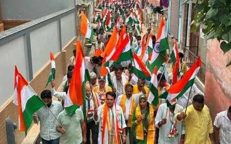 महुवा में देशभक्ति का महासैलाब:हाथों में तिरंगा और 'भारत माता की जय' के उद्घोष,विधायक नेतृत्व में निकली ऐतिहासिक तिरंगा यात्रा