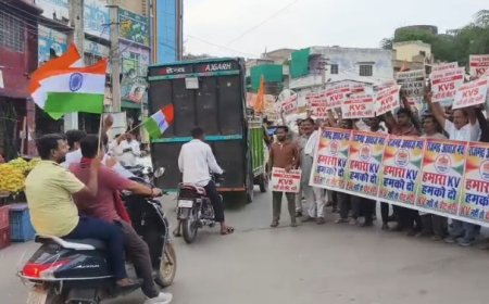 राजगढ़ में नेताओं को दिखाई गईं तख्तियां,"केवी नहीं तो वोट नहीं"निकाय चुनाव बहिष्कार की चेतावनी