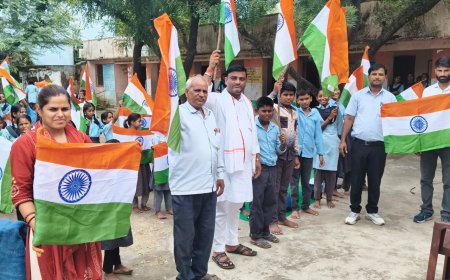 'हाथों में तिरंगा, जुबां पर भारत माता के जयकारे': नारायणपुर में स्कूली बच्चों ने निकाली भव्य तिरंगा यात्रा; देशभक्ति के रंग में रंगा पूरा गांव