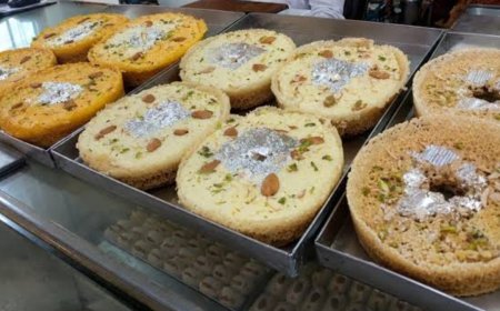 'हाथों में रची मेहंदी, दुकानों पर उमड़ा घेवर का मिठास': लक्ष्मणगढ़ में धूमधाम से मनाया गया सिंजारा, आज रखा जाएगा अखंड सौभाग्य का हरियाली तीज व्रत