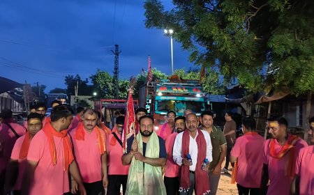 ​'जय श्री श्याम' के जयकारों से गुंजायमान हुआ गोविन्दगढ़: खाटू धाम  चतुर्थ 'डाक ध्वज यात्रा' पहुची