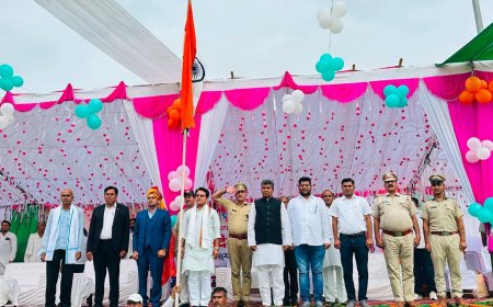 महुआ में 80वां स्वतंत्रता दिवस समारोह: SDM व विधायक ने फहराया तिरंगा; वीरांगनाओं के चरण छूकर लिया आशीर्वाद, 63 प्रतिभाएं सम्मानित
