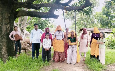 ​"झूला तो पड़ गया अमवा की डाल पे जी...": सकट क्षेत्र में रिमझिम फुहारों के बीच हर्षोल्लास से मना हरियाली तीज का पर्व
