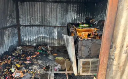बिजलीघर के पास दुकान में लगी आग:कोल्ड ड्रिंक की बोतलें तेज धमाकों के साथ फटी