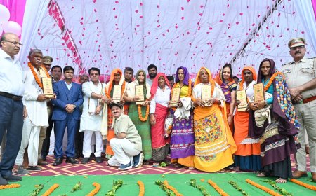 महुआ में 80 वे स्वतंत्रता दिवस पर देश भक्ति रंगारंग कार्यक्रमों के साथ इंदिरा विद्या मंदिर समिति महुवा द्वारा वीरांगनाओं का  किया सम्मान
