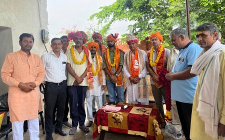 श्रीराधा रानी धाम बरसाना के लिए जा रहे  पद यात्रियो  का डीग प्रवेश द्वार पर पुष्प वर्षा कर किया  स्वागत
