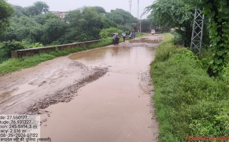 नदी सूखी, पर सबसे ऊंचे पुल पर ‘सैलाब’: प्रशासनिक अनदेखी के शिकार नसवारी में गंदे पानी से गुजरने को मजबूर नौनिहाल