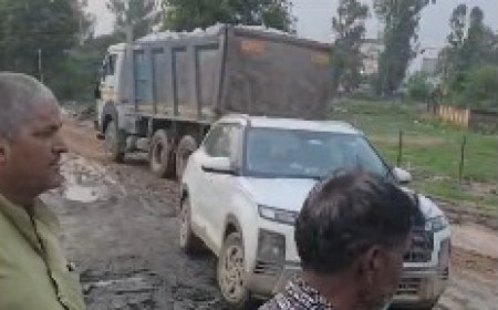 ग्रामीणों के आक्रोश के आगे झुका परिवहन विभाग:भजीट में पत्थरों से भरे 2 ओवरलोड डंपरों पर बड़ी कार्रवाई, हड़कंप