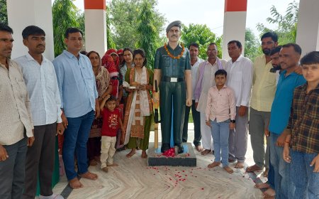 पोसाना में भावुक हुआ रक्षाबंधन: बहनों ने शहीदों की प्रतिमाओं पर बांधा रक्षासूत्र, आंखें हुईं नम