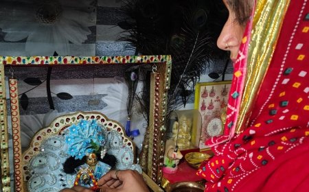 स्नेह और आस्था का पर्व रक्षाबंधन: लड्डू गोपाल व भाइयों की कलाई पर सजा रक्षासूत्र, गूंजा रक्षा का संकल्प