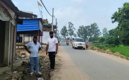 तरकुलहा मंदिर मार्ग पर महीनेभर से खुला पड़ा गड्ढा, श्रद्धालुओं और स्कूली बच्चों की सुरक्षा पर सवाल