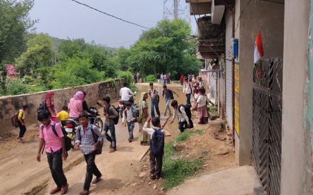 बुटोली में 3 माह पूर्व बनी सड़क पर भारी जलभराव: स्कूली बच्चे गंदे पानी से निकलने को मजबूर, बीमारियों का खतरा