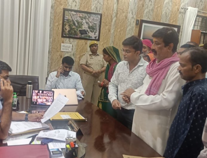 गोरखपुर के जटेपुर में 5.242 हेक्टेयर जमीन पर गहराया विवाद: 800 परिवारों पर बेदखली का साया, डीएम से गुहार