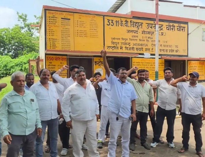 चौरीचौरा में गहराया बिजली संकट: 10 दिन में 3 बार फुंका ट्रांसफार्मर, भड़के ग्रामीणों ने विद्युत उपकेंद्र का किया घेराव