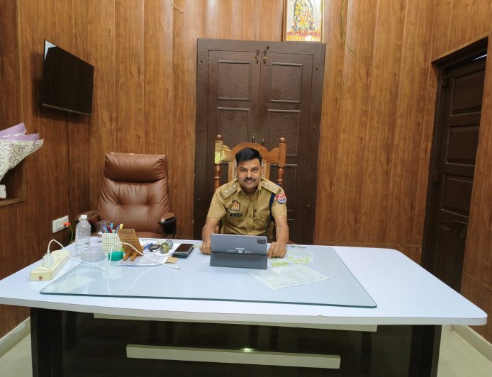 कांवड़ यात्रा की सुरक्षा व सुविधाओं को लेकर सीओ दातागंज अशेष नाथ सिंह की बैठक, मातहतों को दिए कड़े निर्देश
