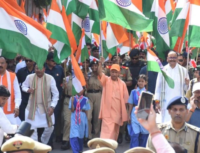 काकोरी शहीदों को नमन कर सीएम योगी ने तिरंगा यात्रा को दिखाई हरी झंडी, युवाओं ने दिया राष्ट्रभक्ति का संदेश
