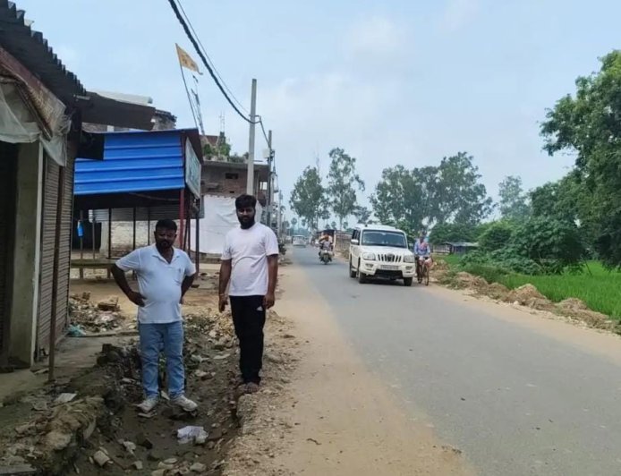 तरकुलहा मंदिर मार्ग पर महीनेभर से खुला पड़ा गड्ढा, श्रद्धालुओं और स्कूली बच्चों की सुरक्षा पर सवाल