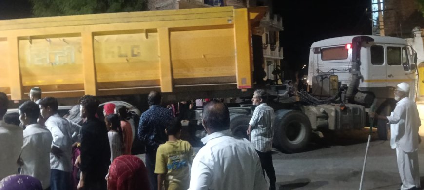तखतगढ़ में प्रशासन की अनदेखी: वैकल्पिक मार्ग होने के बावजूद बीच शहर से गुजर रहे भारी वाहन; सड़कें और पुलियाएं हो रहीं क्षतिग्रस्त, जनआक्रोश तेज