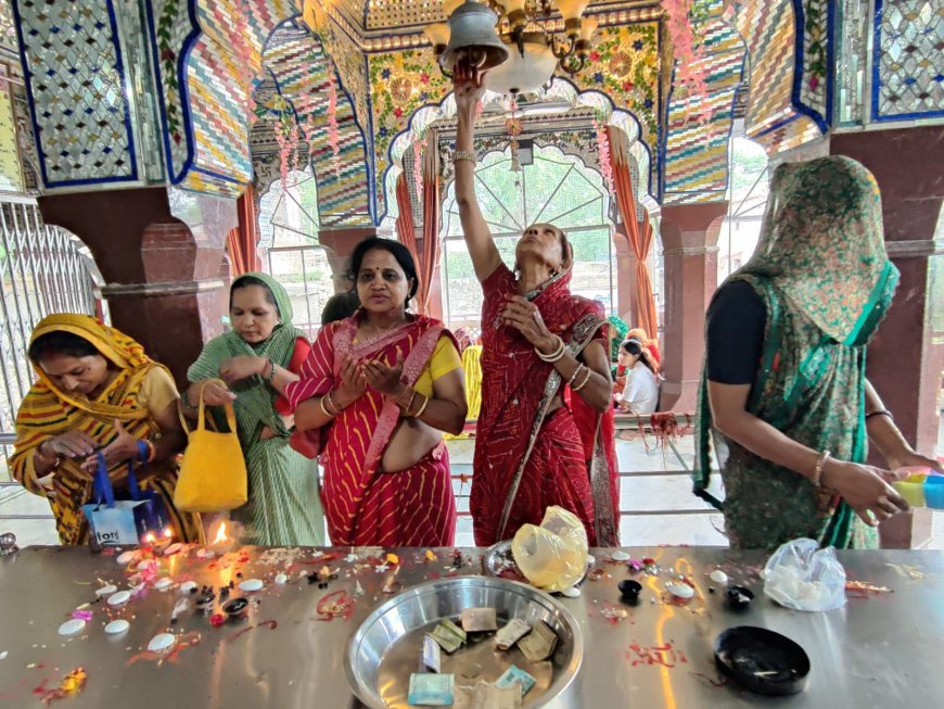 सकट चौथ माता मंदिर में पूजन को उमड़ी महिला श्रद्धालुओं की भीड़