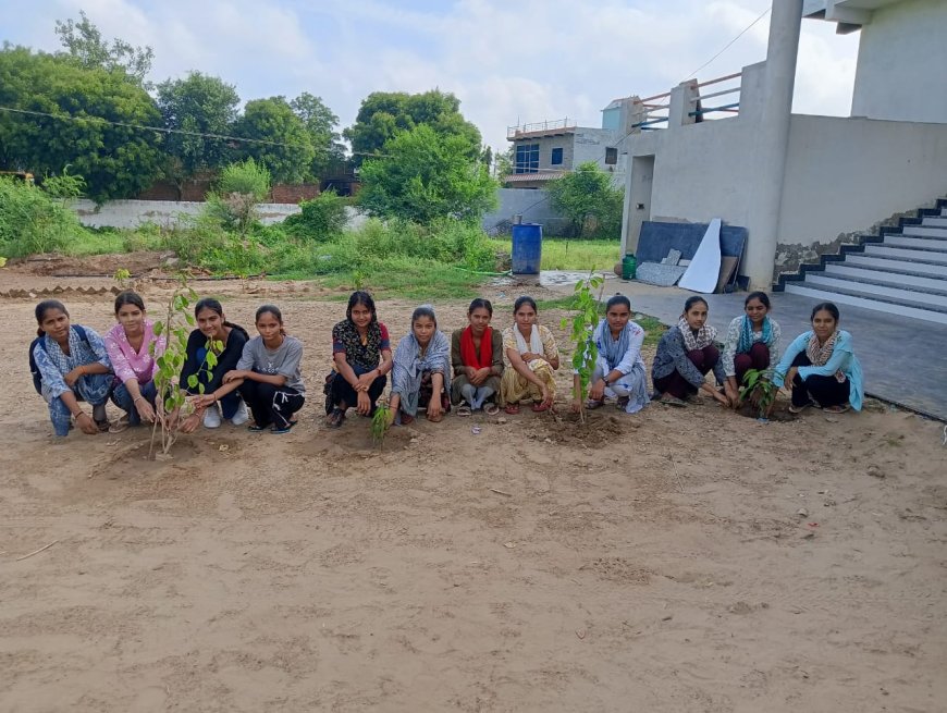 कॉलेज की बालिकाओं ने लिया वन संरक्षण का संकल्प, 111 पौधे लगाने का रखा लक्ष्य
