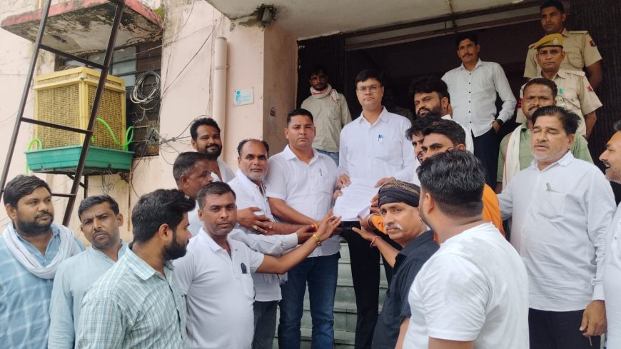 जहाजपुर मे लोगों को नियमानुसार बजरी उपलब्ध कराने की मांग, मुख्यमंत्री के नाम सौंपा ज्ञापन